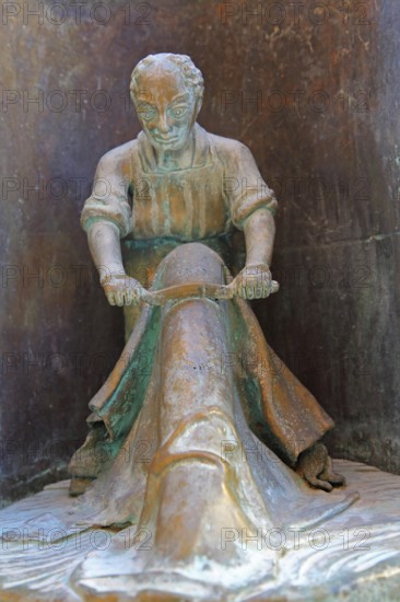 Tanner working with leather at Bonifatius Stirnberg's guild fountain 1983, modern art, bronze
