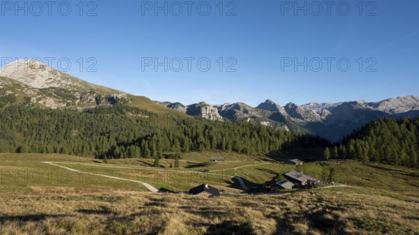 View across the Gotzenalm alpine pasture to the Kahlersberg, Teufelshörner, Hochkönig and