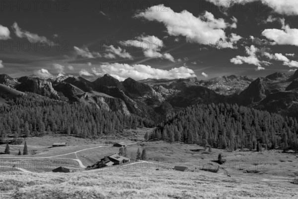 View across the Gotzenalm alpine pasture to the Teufelshörner, Hochkönig and Steinernes Meer