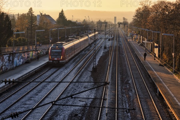 S-Bahn, public transport, train, stops at bus stop, train station, platform, summer rain, sunset,