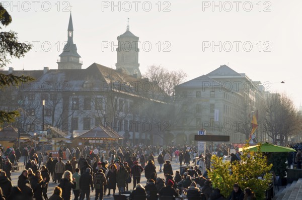 Crowds, many people, passers-by, Königsstraße, shopping, Schlossplatz, behind it collegiate church,