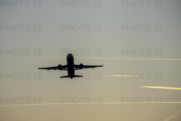 Aviators taking off, Hauptbahn Süd, 05R/23L, from Düsseldorf airport, contrails from aircraft at