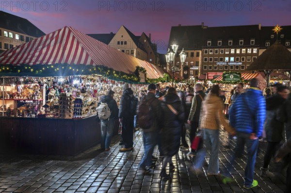 Stalls selling Christmas decorations at the Christmas market in evening lighting, Hauptmarkt,