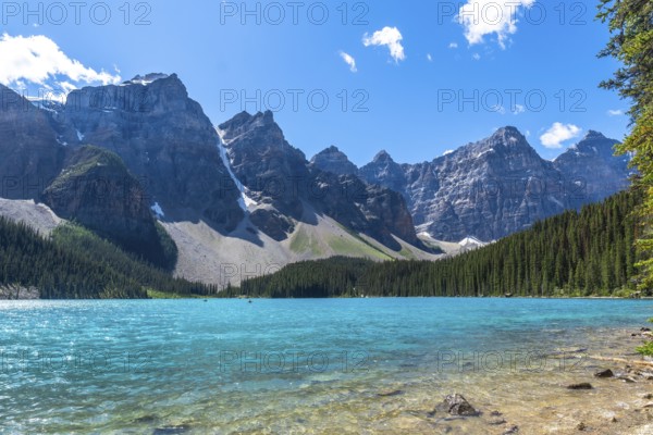 Moraine lake's vibrant turquoise waters mirror the majestic canadian rockies in banff national