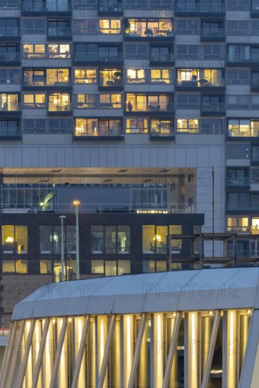 The lights of the Imhoff Chocolate Museum, behind them the illuminated façade of Kranhaus Nord,
