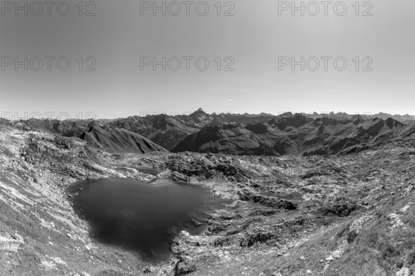 Mountain panorama over Laufbichlsee, behind it the Hochvogel, 2592m, Allgäu Alps, Allgäu, Bavaria,