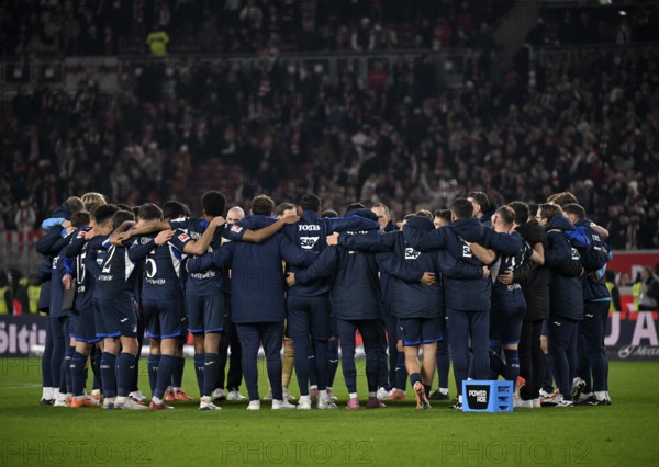 Team building, TSG 1899 Hoffenheim Circle of the team after the end of the game MHPArena, MHP Arena