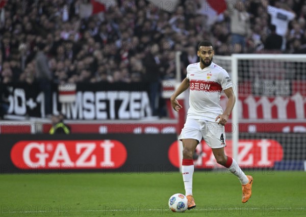 Josha Vagnoman VfB Stuttgart (04) Action on the ball in the background perimeter advertising logo