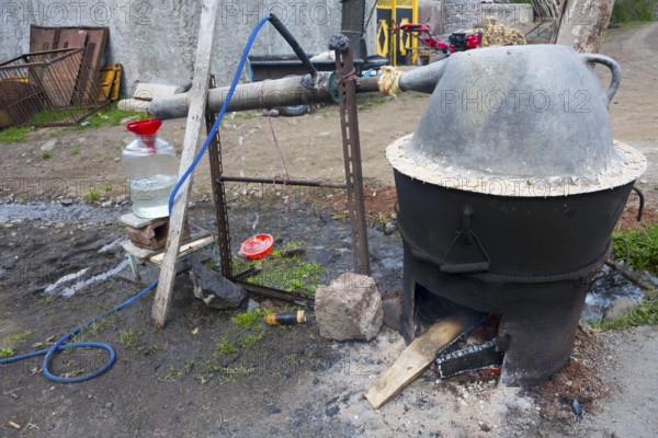 Temporary distillation plant with fireplace and metal container, production of schnapps, Sameba,