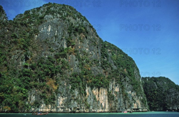 Mountains, boats, Ko Phi Phi Le, two years in front of the tsunami, Thailand, December 2002,