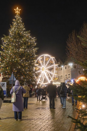 Christmassy tree and Ferris wheel in a busy city at night, Weihnachtsmark Nagold, LandkreiScalw,