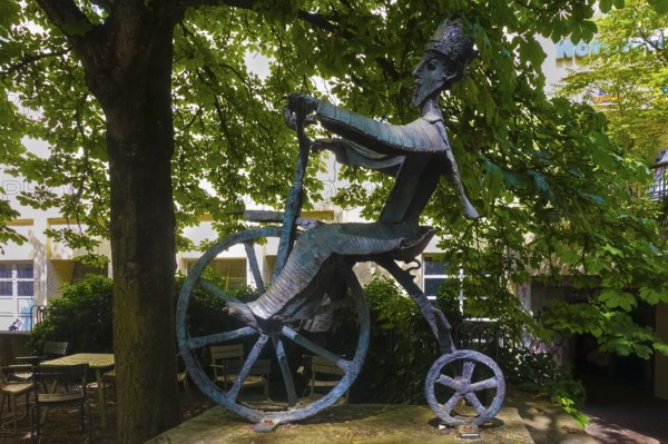 Cyclist King, Cyclist King, sculpture by artist Suse Müller-Diefenbach from 1985, art in public