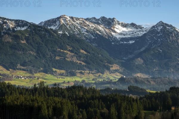 View from Bolsterlang into the Illertal and mountains of the Allgäu Alps, behind Entschenkopf,