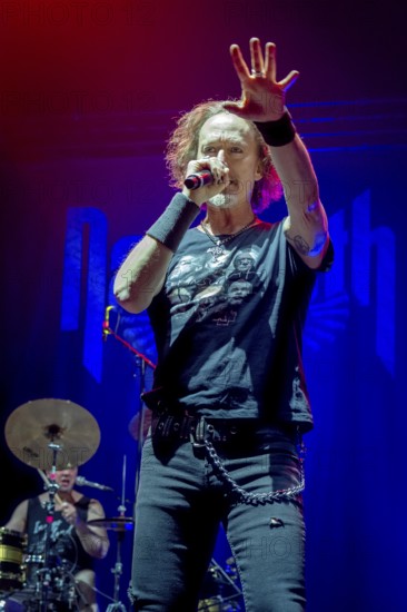 Carl Sentance, singer, NAZARETH, hard rock band, UK, Bending The Rules 2025 tour, live, 17.12.2025,