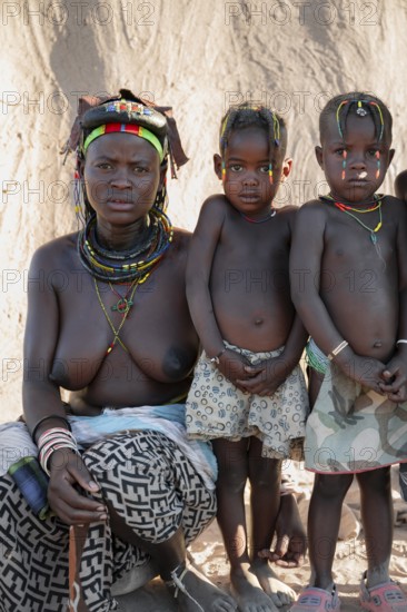 Woman with children, Hakaona tribe, also Havakona or Hakawona, near Opuwo, Kunene, Namibia