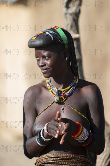 Traditional dance, brightly decorated woman of the Hakaona tribe also Havakona or Hakawona, near
