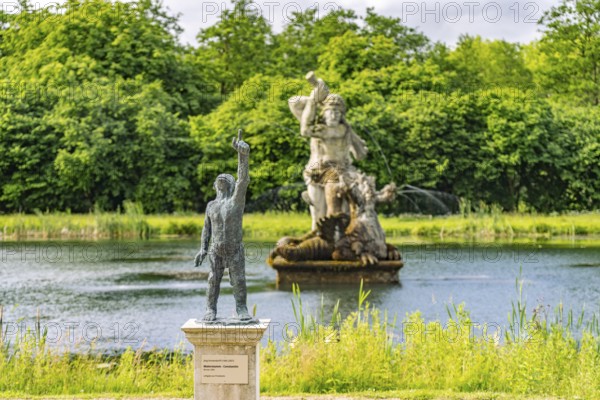 Bronze sculpture of painter's trunk and mirror pond with Hercules in the baroque Neuwerkgarten,
