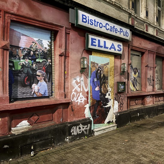 Decaying façade smeared with graffiti, scrap property in a difficult district, Gelsenkirchen, Ruhr