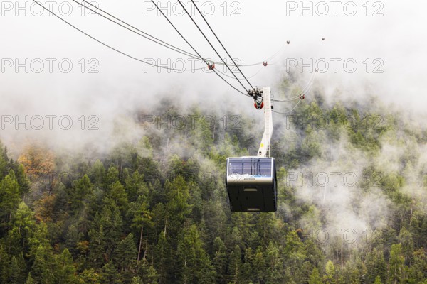 Gondola and cable car line in fog, cable car from Grimentz to the Espace Weisshorn summit station,