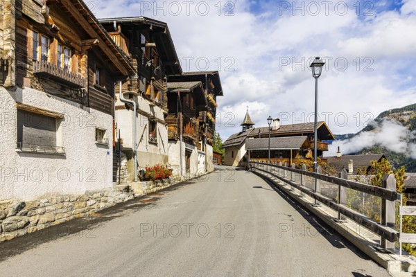 The mountain road from Mayoux to Vercorin runs through the mountain village of Pinsec, Val