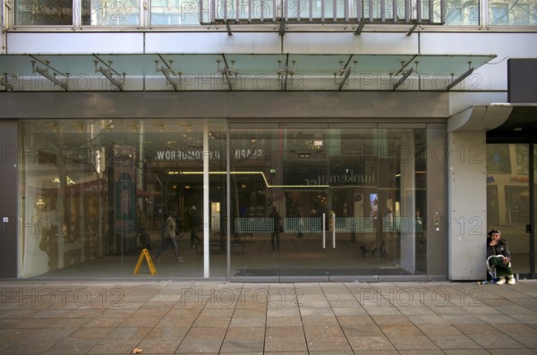 Vacant shop in the city center, vacant, right on the edge of homeless people, Berber, Königsstraße,