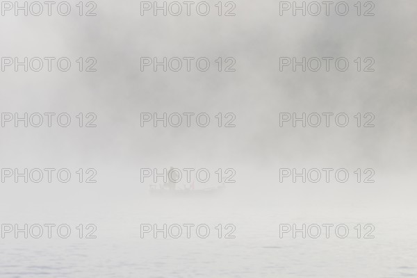 Hennesee, fog, thick fog, anglers in the boat, Hennetalsperre, Sauerland-Rothaargebirge nature park