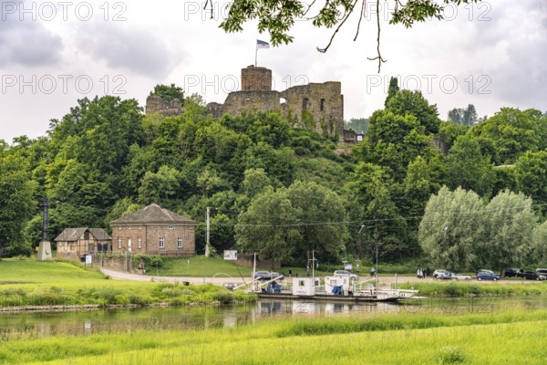 Weser ferry and the ruins of the castle in Polle, Samtgemeinde Bodenwerder-Polle, Lower Saxony,