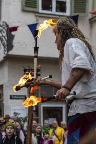 Juggler, fire, stage, audience, medieval clothing, medieval market, city of Esslingen, district of