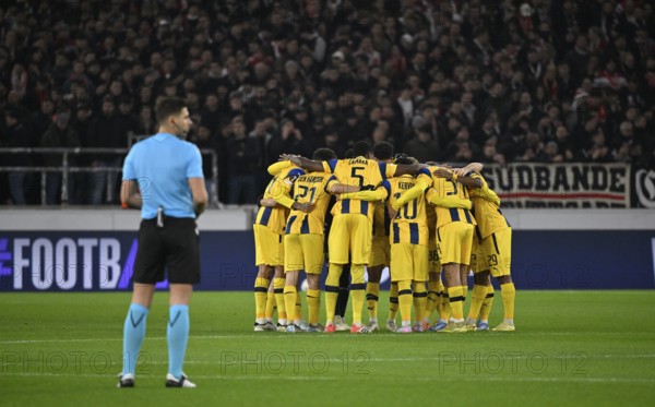 Referee Referee Marian Barbu (ROU) Team building, team circle in front of the start of the match
