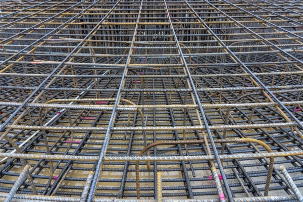 Reinforcing steel mesh for the reinforced concrete foundation of a wind turbine, a mesh of rebar