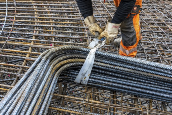 Assembly of reinforcing steel for the reinforced concrete foundation of a wind turbine, a mesh of