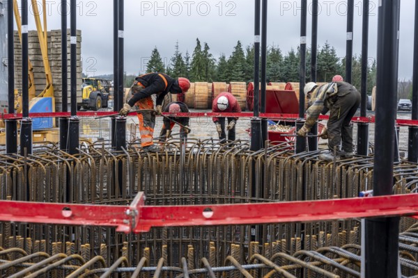Assembly of reinforcing steel for the reinforced concrete foundation of a wind turbine, a mesh of