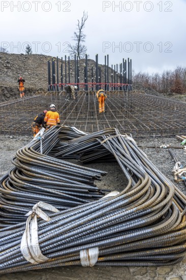 Assembly of reinforcing steel for the reinforced concrete foundation of a wind turbine, a mesh of