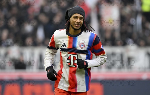 Michael Olise FC Bayern Munich FCB (17) with tube cap Warm-up training MHPArena, MHP Arena