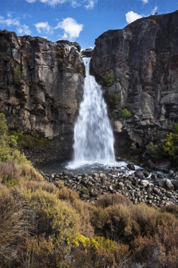 Taranaki Falls waterfall, Tama Lake Walk (Tama Lakes Track) . Tongariro National Park, North