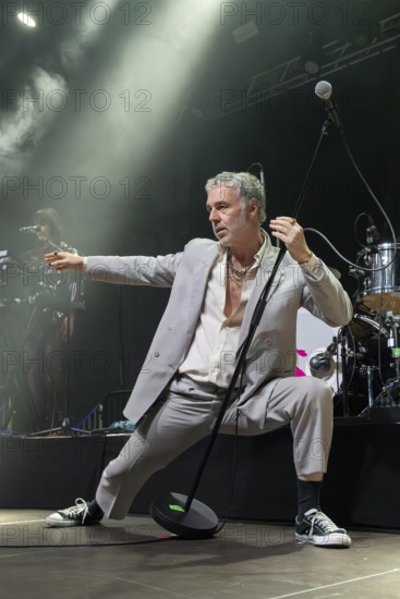 BAXTER DURY (son of Ian Dury), musician, singer, Indie/Pop, UK, ALLBARONE TOUR, live on 01.12.2025