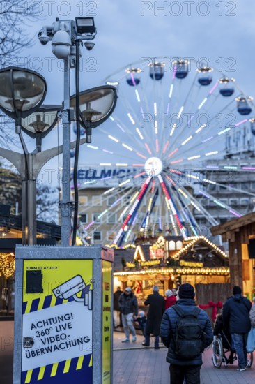 Video surveillance at the Christmas market in downtown Duisburg, Königstraße, by a private security