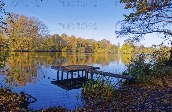 Autumn colors and a fishing platform on Sandbrack, a lake in the Kirchwerder district of Hamburg.