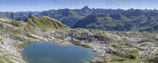 Mountain panorama over Laufbichlsee, behind it the Hochvogel, 2592m, Allgäu Alps, Allgäu, Bavaria,