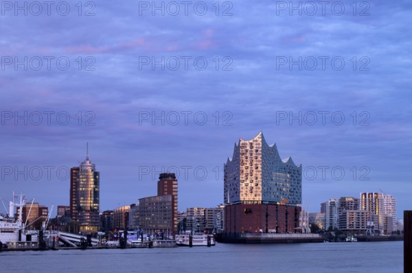 View over the Norderelbe to Elbe Philharmonic Hall, Elphie, Columbus House, Hafencity,