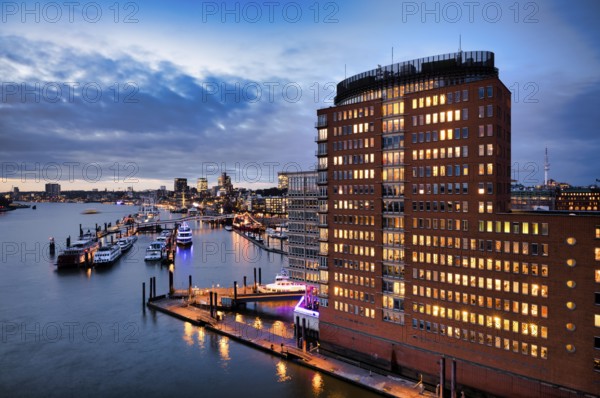 View of Landungsbrücken, Hafen, Kehrwiederspitze, GasChem Services GmbH, Sandtorkai, Hafencity,