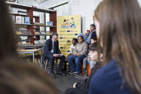 Thorsten Frei, head of the Federal Chancellery, is reading the book The Message in a Bottle by