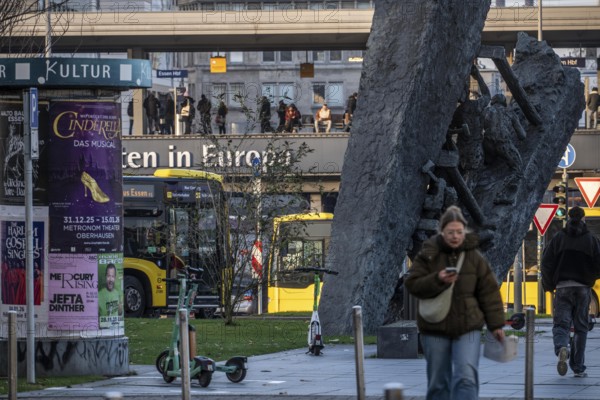 Downtown Essen, passers-by at Europaplatz, main train station, mining monument Steile Lagerung,