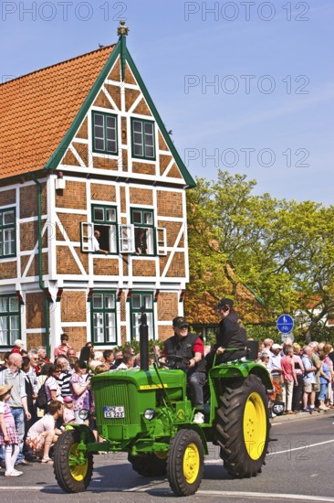 Bulldog, tractor, parade, typical half-timbered house, town hall, architecture, blossom festival,