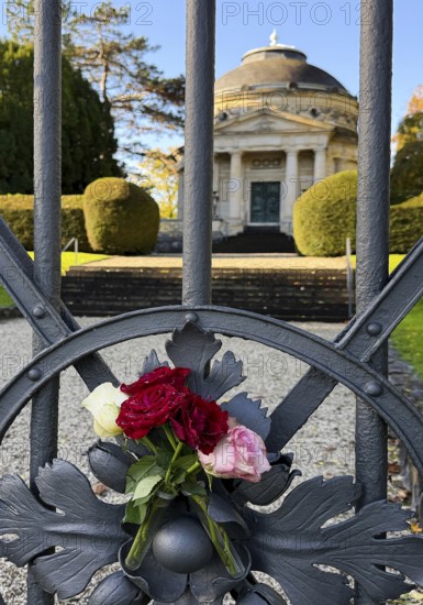 Roses at the fence door of the Carstanjen mausoleum in the Plittersdorf district, Bonn, North