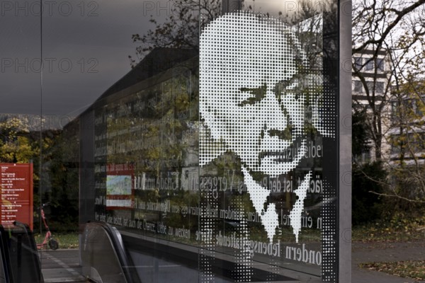 Graphically gridded portrait of Federal President Theodor Heuss on the glass panel at the