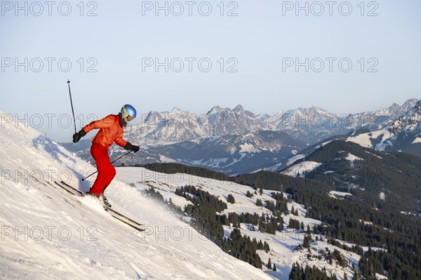 Skiers, downhill Hohe Salve, back Loferer Steinberge, SkiWelt Wilder Kaiser Brixenthal, Hochbrixen,