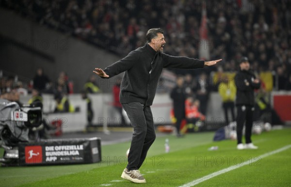 Coach coach Sandro Wagner FC Augsburg FCA gesture on the sidelines behind coach Sebastian Hoeness