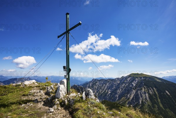 Summit cross on Braunedlkogel with view to Gamsfeld, Postalm, Osterhorn Group, Salzkammergut, State