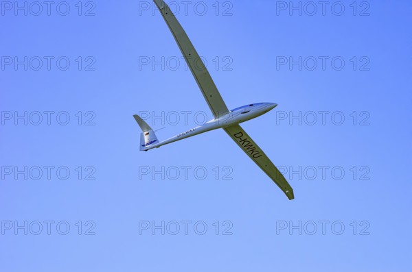 A Schempp-Hirth Arcus E motor glider, registration D-KWKU, during a screening as part of an air